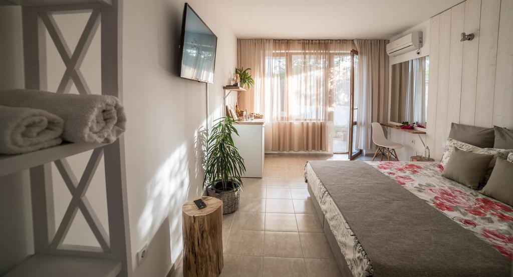 The Poolhouse Lägenhet Slăntjev Brjag Exteriör bild